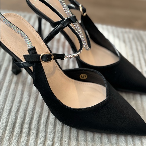 Women slingback kitten heel with rhinestone buckle. Size 7.5 - Picture 2 of 10